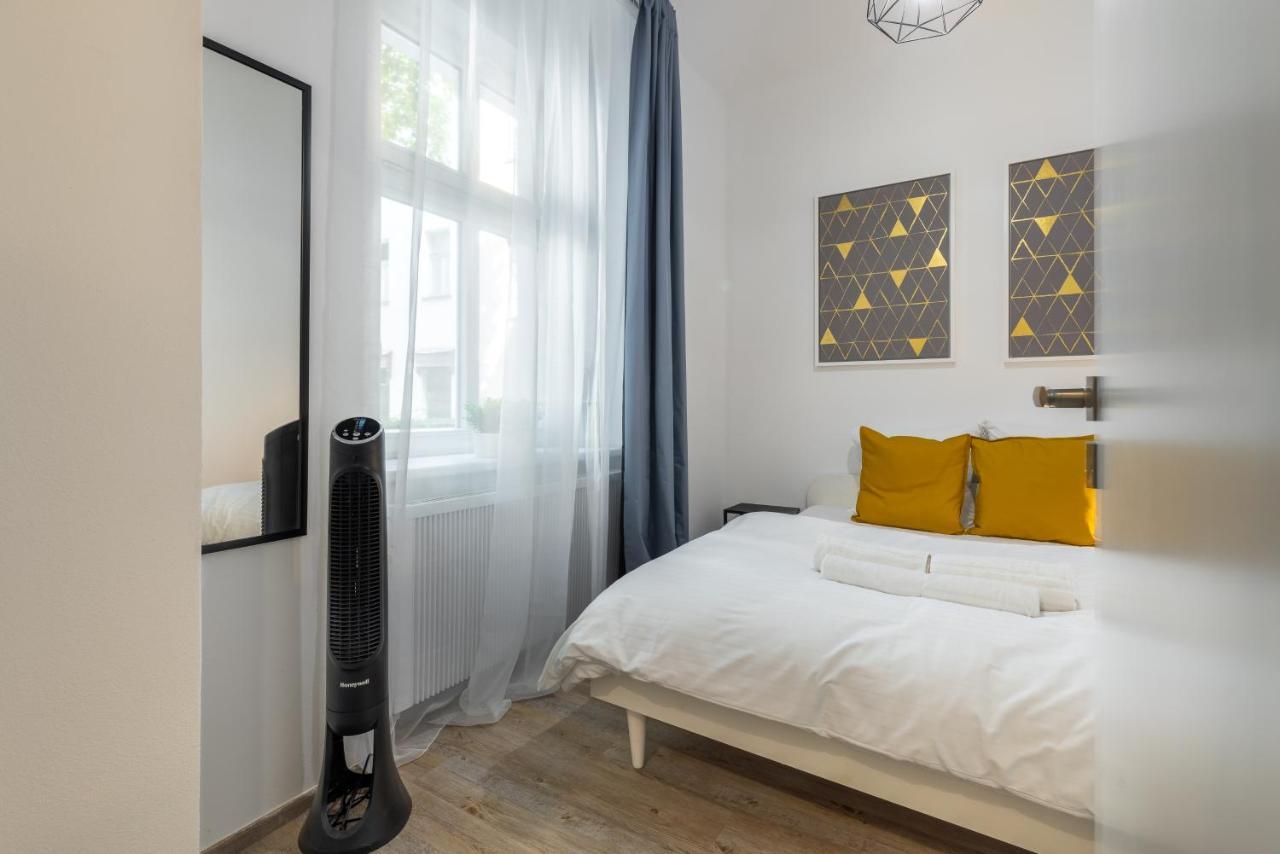 Cute 1Bedroom Center Apartment Прага Екстериор снимка